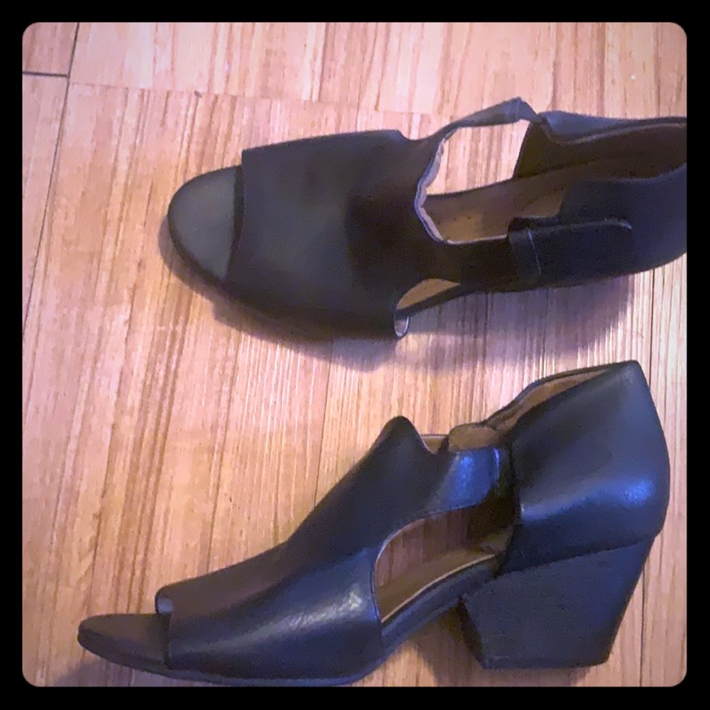 Low heel, open toe shoes